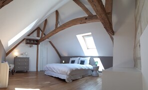 Suite, 1 queensize bed met slaapbank (Le Duplex) | Individueel gedecoreerd, individueel gemeubileerd, een bureau