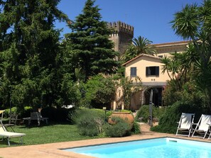 Outdoor pool, open 9:30 AM to 7:00 PM, pool umbrellas, pool loungers