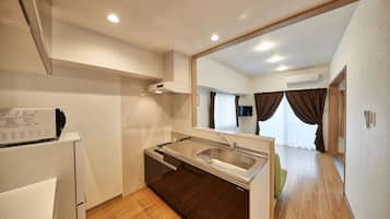 Phòng 2 giường đơn tiện nghi đơn giản, nhiều giường | Trang trí khác biệt, trang bị nội thất với thiết kế riêng biệt, bàn
