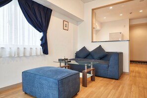 Deluxe Room, 2 Double Beds | Living area