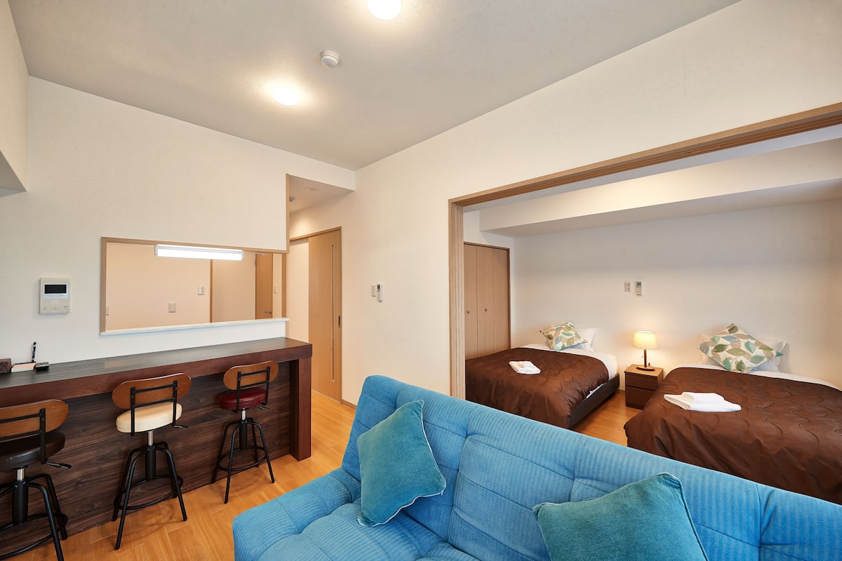 Twin kamer | Individueel gedecoreerd, individueel gemeubileerd, een bureau