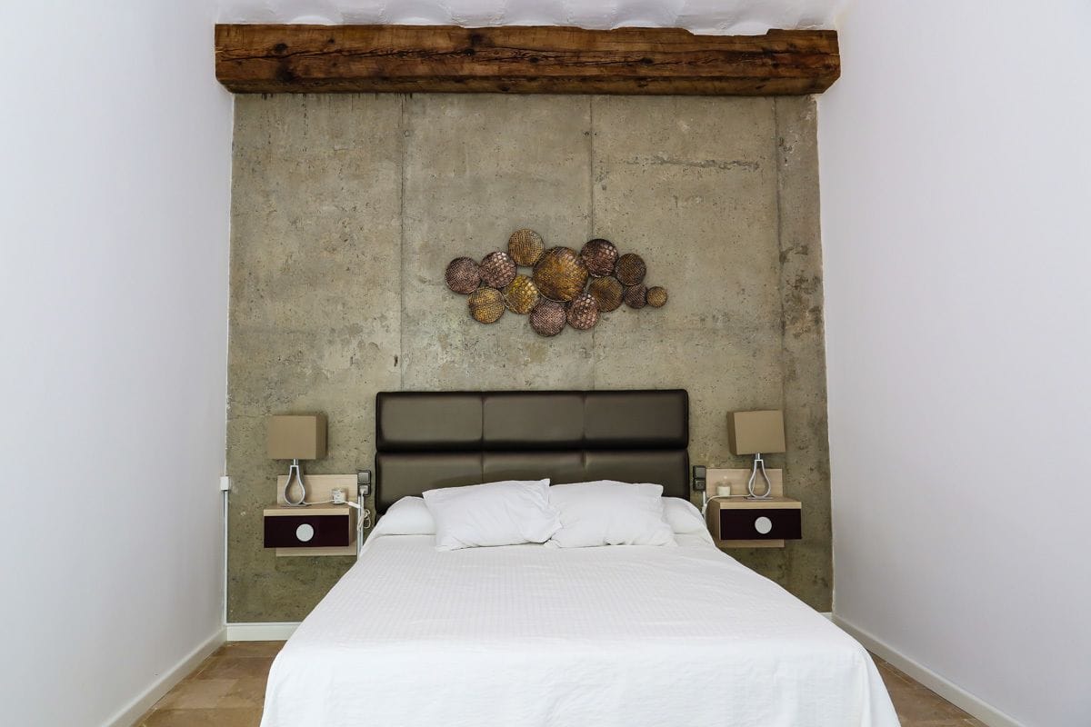 Minibar, muebles diferentes, cunas y camas plegables/adicionales