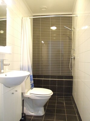 Apartment, 3 Bedrooms | Bathroom | Shower, hair dryer, towels, soap - Villa Nore (Borgholm)