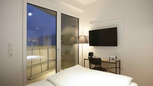 Business Apartment (Plus) | Soundproofing, iron/ironing board (on request), WiFi (free), bed sheets - Myroom Service Apartments (Munich)