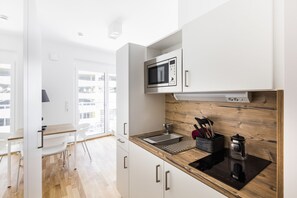 Classic Apartment | Private kitchenette | Fridge, microwave, stovetop, espresso maker - Myroom Service Apartments (Munich)