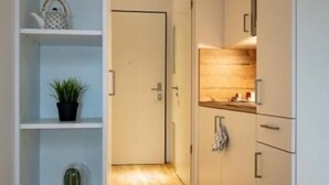 Espresso maker, fridge, microwave, stovetop - Myroom Service Apartments (Munich)
