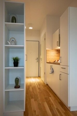 Fridge, microwave, stovetop, espresso maker - Myroom Service Apartments (Munich)