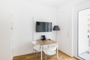 Classic-Apartment | Essbereich im Zimmer