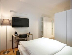 Geluiddichte muren, een strijkplank/strijkijzer, gratis wifi, beddengoed