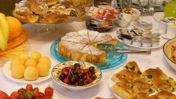 Free daily buffet breakfast