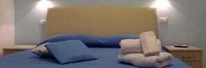 Quarto casal, 1 cama Queen | Frigobar, escrivaninha, quartos à prova de som