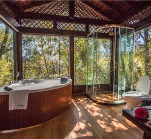 Deluxe suite | Badkamer | Een douche, gratis toiletartikelen, pantoffels, handdoeken