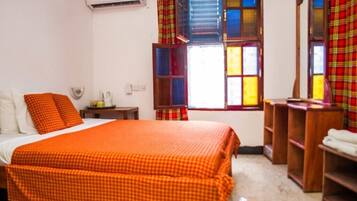 1 bedroom, desk, WiFi