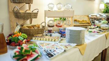 Free daily buffet breakfast