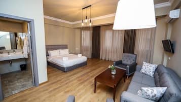 Ylelliset vuodevaatteet, minibaari, tallelokero huoneessa