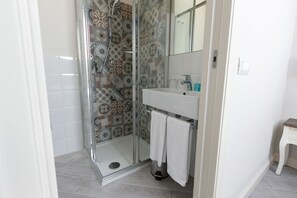 Double Room | Bathroom | Shower, rainfall showerhead, hair dryer, bidet
