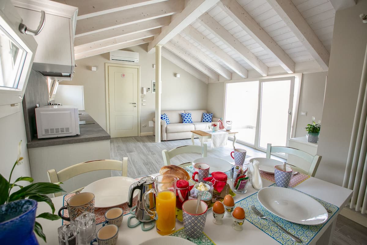 Loft, 2 slaapkamers, terras | Woonruimte | Een smart-tv en Netflix
