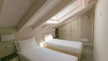 Loft, 2 camere da letto, terrazzo | 1 camera, copriletto in piuma, una cassaforte in camera, una scrivania