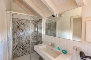 Loft, 2 slaapkamers, terras | Badkamer | Een douche, een regendouche, een haardroger, een bidet