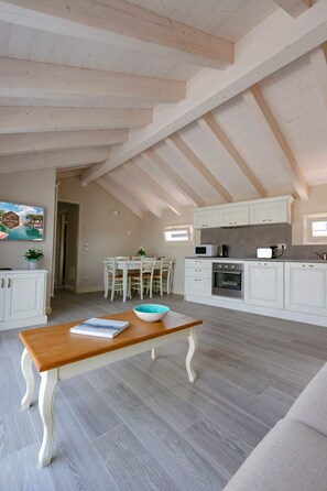 Ullakkohuoneisto, 2 makuuhuonetta, terassi | Oleskelualue | Älytelevisio, Netflix