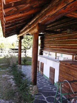 Cabane, salle de bains commune | Cuisine partagée | Réfrigérateur, plaque de cuisson