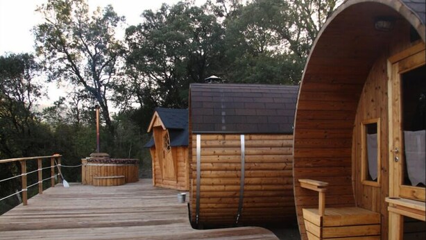Cubrecamas, cunas, decoración personalizada y muebles diferentes 