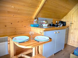 Refrigerador, placa de cocina, tetera/pava eléctrica, tostadora