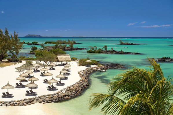 位於海灘上、浮潛、風浪板、獨木舟