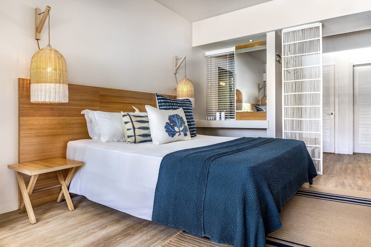 Luxe beddengoed, een minibar met enkele gratis items