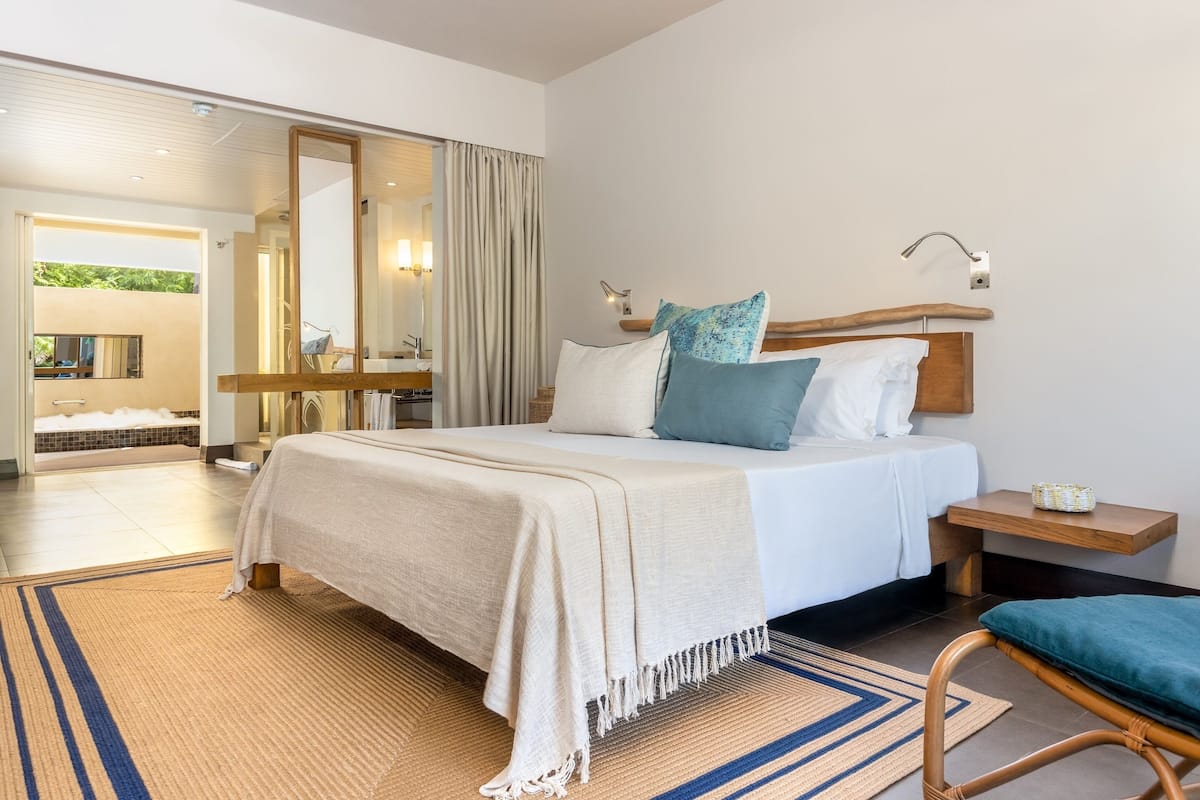 Luxe beddengoed, een minibar met enkele gratis items