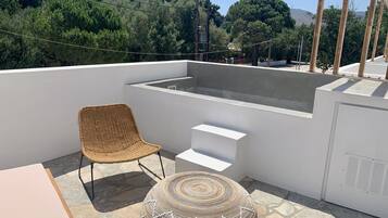 Suíte, banheira de hidromassagem (Aellia) | 1 quarto, roupas de cama premium, edredons de pluma, frigobar