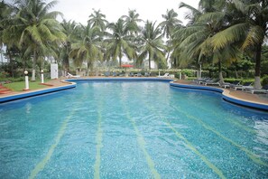 屋外プール、プール パラソル、サンラウンジャー