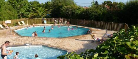 Hồ bơi ngoài trời phục vụ theo mùa