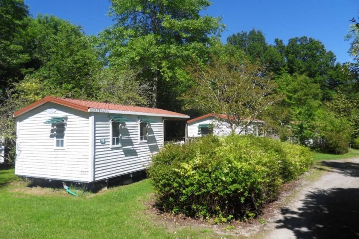 2 bedrooms, individually decorated, individually furnished