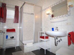 淋浴设施、吹风机、毛巾、肥皂