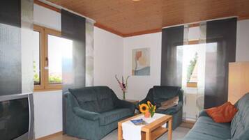 Appartement (ZWERCHECK) | Privékeuken | Een koelkast met diepvriezer, een microgolfoven, een oven, een kookplaat