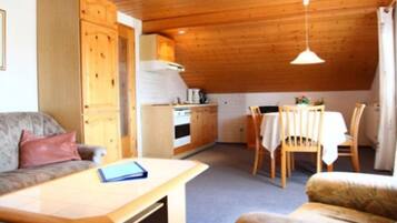 Apartment (ARBER) | Private kitchenette | Full-sized fridge, microwave, oven, stovetop