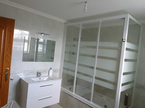 Habitación con 2 camas individuales, baño privado | Baño | Ducha y bañera combinadas y artículos de higiene personal gratuitos