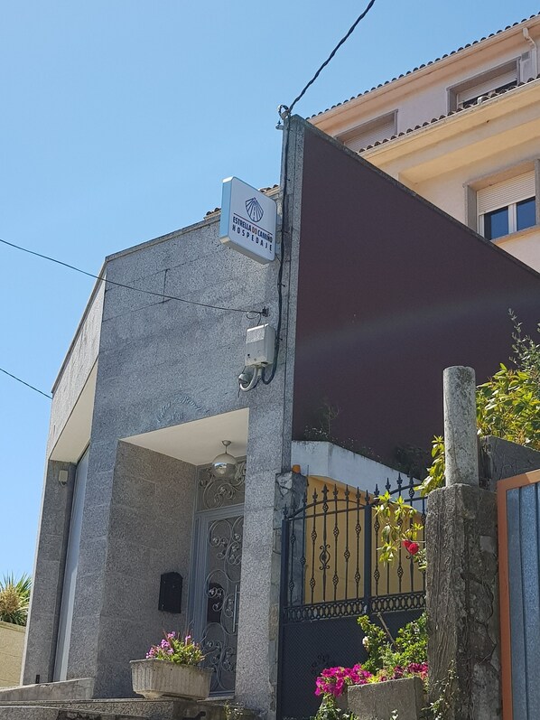 A building with a sign reading "Estrella do Caminho Hospedaje". - Estrella do Camiño (Caldas de Reis)