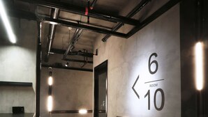 Een modern interieur met een bar, een zithoek en een bord waarop staat kamer 6 van 10.