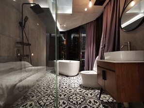 Artículos de tocador gratuitos, secador de pelo, pantuflas, toallas