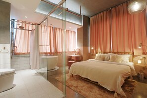 ห้องโรแมนติกดับเบิล | เครื่องนอนระดับพรีเมียม, ผ้านวมขนเป็ด, เตียงพร้อมฟูกเสริมที่นอน