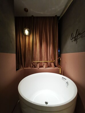 Superior Double Room | Bathroom | Free toiletries, hair dryer, slippers, towels - Black Gold Factory Boutique Design Hotel (Shenzhen)