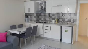 Apartment, 2 Schlafzimmer | Eigene Kochnische | Kühlschrank, Herdplatte, Wasserkocher