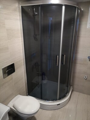 Apartment, 2 Schlafzimmer | Badezimmer | Dusche, Hydromassagedusche