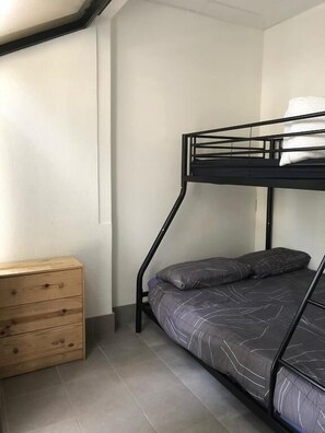 Chambre classique double ou avec lits jumeaux | Coffre-fort pour ordinateur portable, système d’insonorisation