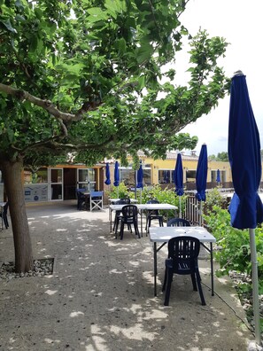 Lunch and dinner served, Italian cuisine - Camping Les Sources (Courthezon)