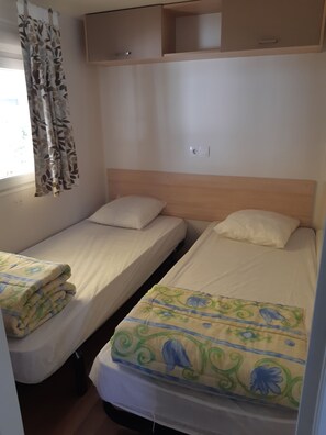 Individually decorated, individually furnished, desk, iron/ironing board - Camping Les Sources (Courthezon)