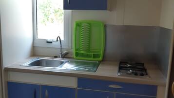 Chalet (Morea) | Private kitchenette | Fridge, microwave, stovetop, coffee/tea maker