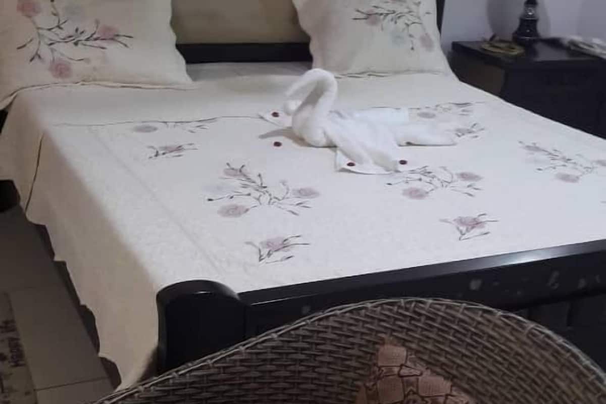 Comfort tweepersoonskamer | Een bureau, verduisterende gordijnen, een strijkplank/strijkijzer